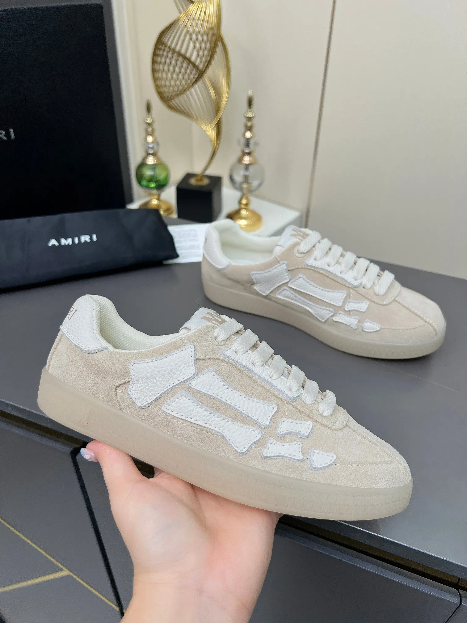 Men's Men's Shoes 💰580 Bone Shoes · AMIRI Skel-Top AMIRI 🔥 launches a new "ThePacific" series of low-top casual sports moral training shoes in the early spring of 2025. This iconic shoe covers men's and women's shoes, drawing inspiration from the brand's classic sports style and elegantly integrating West Coast style. "The Pacific" contrasting five-pointed star series is rooted in Amiri's unique California genes, showing the freedom and leisure atmosphere of the West Coast. This series launches two styles that incorporate the brand's iconic elements: the leather version is made of pure white leather with a same-color sole, and is embellished with star patterns on the side of the shoe, just like the bright starry sky of California. The black and ocean blue colors are shared by men and women, and there is also a red star model exclusive for men and a light pink star model exclusive for women. The suede model is decorated with the brand's classic bone pattern on the side of the shoe. The rubber sole and suede fabric complement each other. The color scheme covers black, chocolate and sand, and is suitable for both men and women. Made of imported cowhide and decorated with bone pieces on the sides of the upper, it is novel and unique and has a good three-dimensional effect! High-density breathable mesh lining + original molded TPU outsole 🙏 Recommended by celebrities, bloggers and internet celebrities, 🚵🏻 an indispensable item for shopping, partying and traveling. One of the most unmissable sneakers in 2025 ✦Color: 10 colors available ✦Size: Women’s size 35--40 ✦Size: Men’s size 39--45